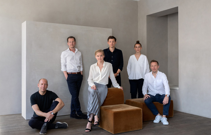 Photo de famille des associés de Norm Architects, avec, de gauche à droite, Jonas Bjerre-Poulsen, Kasper Rønn von Lotzbeck, Katrine Goldstein, Frederik Alexander Werner, Linda Korndal et Peter Eland.