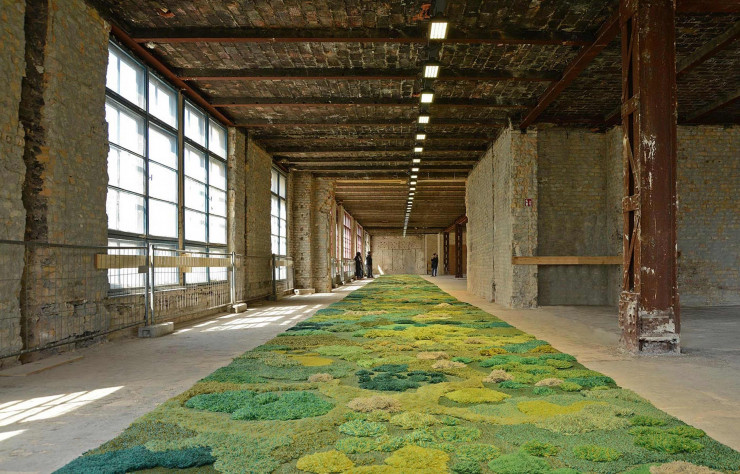 Alexandra Kehayoglou compose des paysages imaginaires ultra-réalistes en tapisserie, comme ici pour un défilé de Dries Van Noten à Berlin, en 2015.