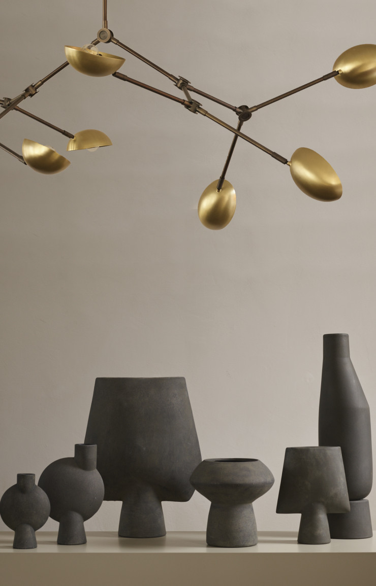 L’harmonie et l’approche quasi primitive influencée par le Japon se retrouvent dans les vases en céramique de la gamme « Sphere ».