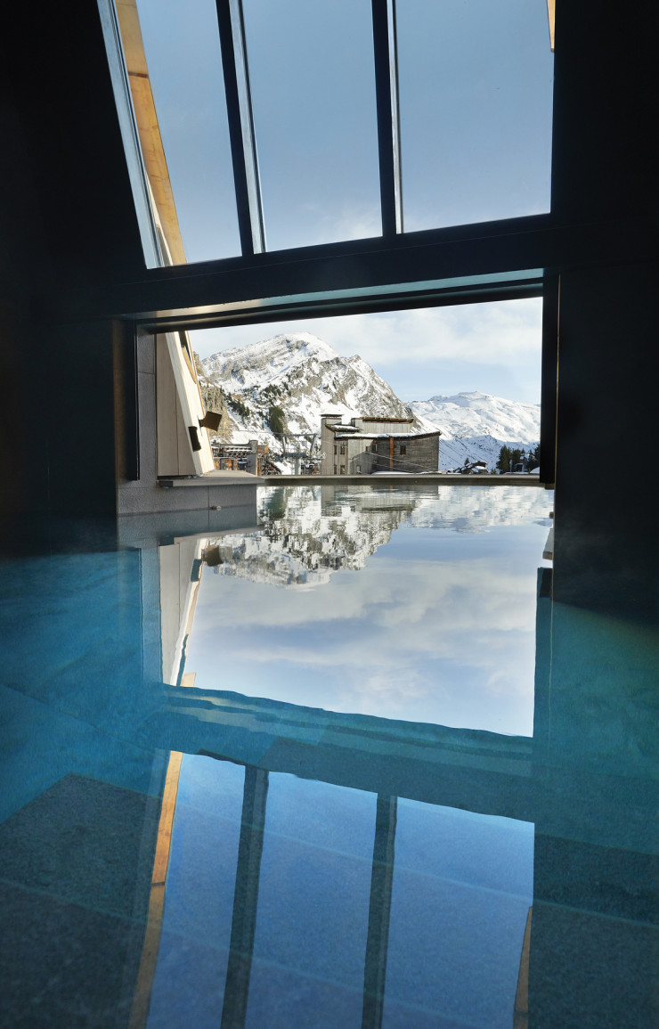 La piscine à débordement offre un autre panorama à couper le souffle sur les montages d’Avoriaz.