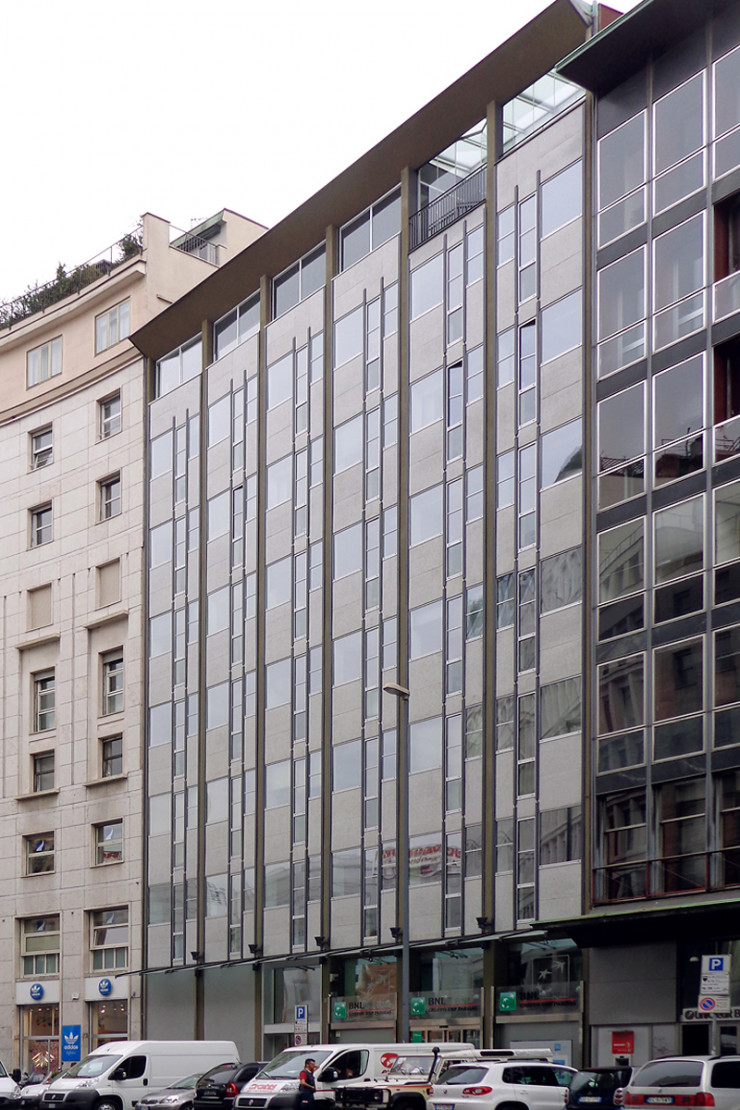 Avec sa façade de verre et étal, l’immeuble de bureaux du Corso Europa (1955-1957) ressemble à un vaste miroir voué à refléter l’urbanité de son époque.