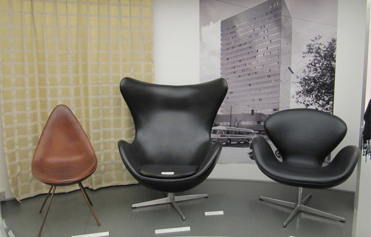 De gauche à droite, les assises Drop, Swan et Egg demeurent des best-sellers d’Arne Jacobsen. Ils sont toujours commercialisés par Fritz Hansen, leur éditeur originel.