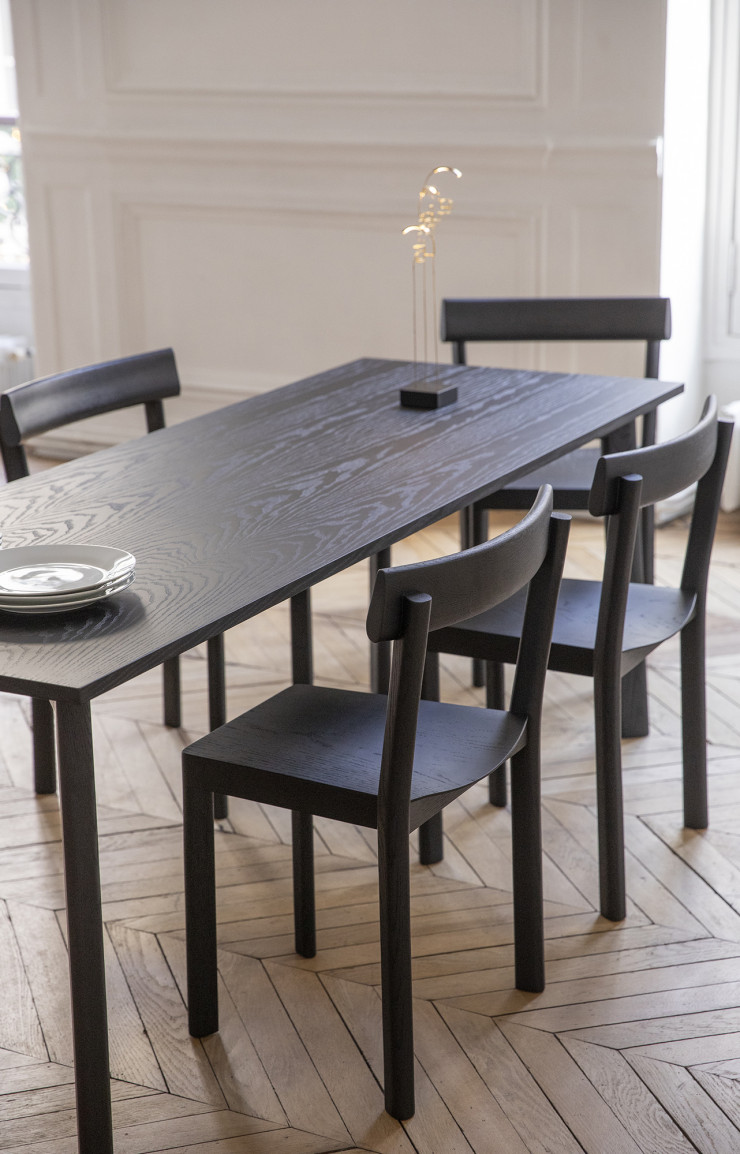La table rectangulaire Galta accompagnée par les chaises de la même collection.