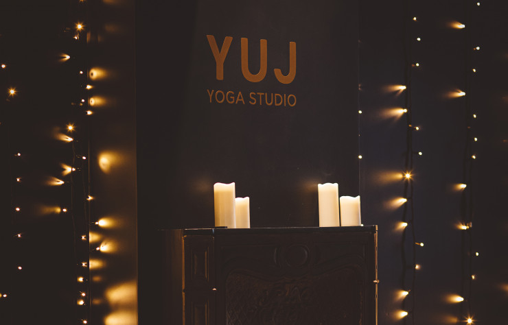 La yoga YUJ se pratique dans le noir pour favoriser l’introspection.