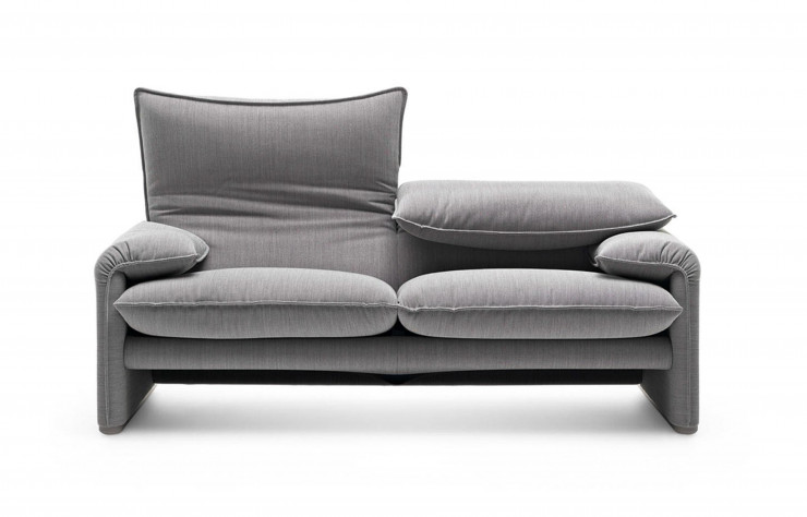 Avec ses dossiers rabattables, le canapé Maralunga (1973) est confortable et s’adapte aux besoins de chacun. En tissu ou en cuir, son design est pensé pour traverser le temps, sans prendre une ride.
