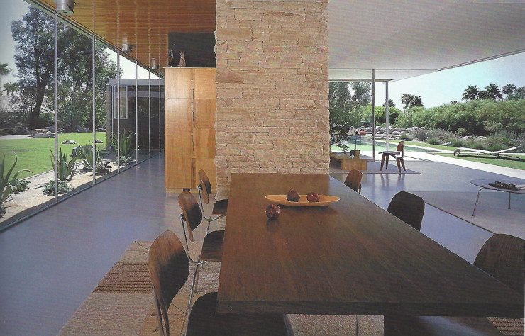 Peuplé par les assises des Eames, l’intérieur de la Kaufmann Desert House (en couverture) mériterait une autre appellation tant il est ouvert sur un extérieur verdoyant.