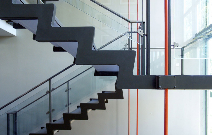 Grâce à ces tiges d’acier rouge-orangé, Arne Jacobsen apporte une touche de couleur non négligeable au Rødovre Rådhus (1952-1956).