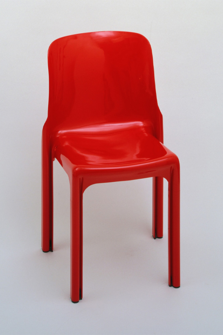 Fabriquée en fibre de verre, la chaise Selene (1968) se décline en une myriade de couleurs aux accents pop.
