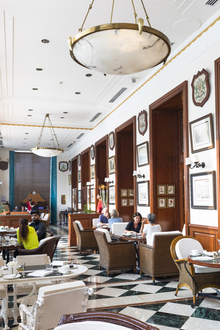 Sol en damier, boiseries, luminaires ouvragés… L’hôtel Art déco The Imperial, de 1931, abrite la plus charmante des terrasses couvertes pour prendre son petit déjeuner.