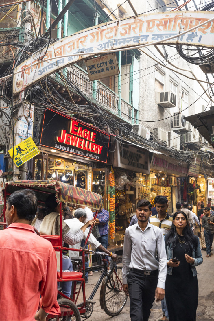 Old Delhi regorge de bazars multiples et thématiques, ainsi de celui-ci, trusté par les bijoutiers, qui s’étend autour de Dariba Kalan Road.