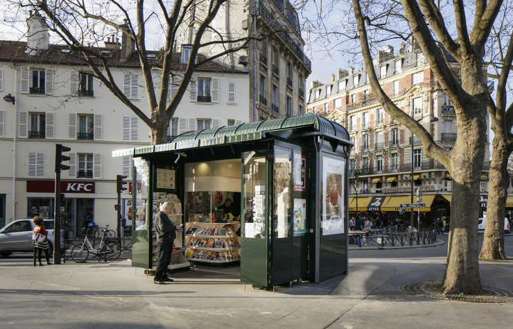 Le nouveau modèle de kiosque à journaux parisien signé Matali Crasset, à la fois ouvert et abrité, un « atelier » pensé pour susciter des rencontres.