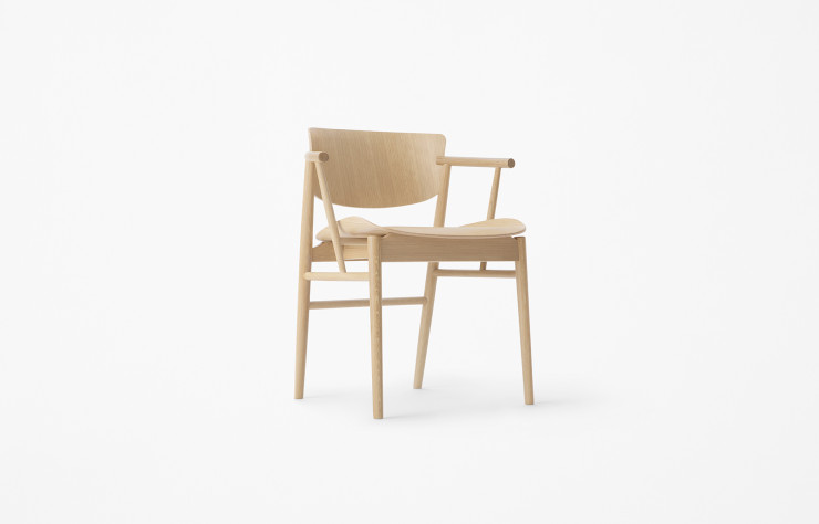 N01, chaise dessinée par Oki Sato pour Fritz Hansen. Tout en bois, une première chez l’éditeur danois depuis Arne Jacobsen.