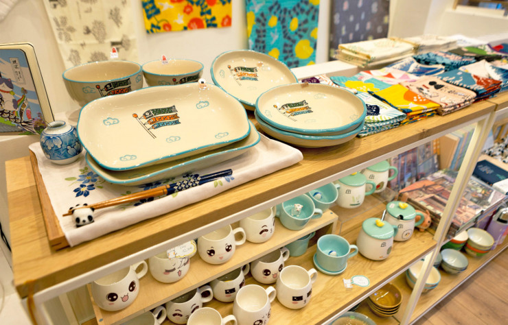 La boutique Moshi Moshi, située en plein cœur du quartier japonais et coréen de Paris, propose une large sélection de vaisselle, papeterie et objets déco.