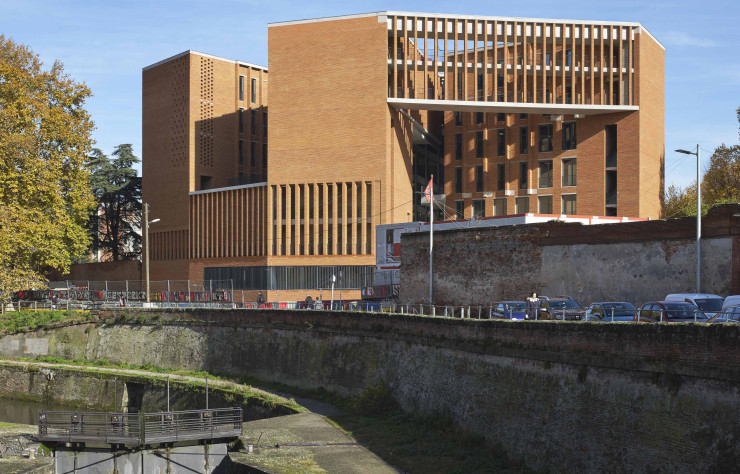 Pour la Toulouse School of Economics, les architectes ont utilisé la brique, emblématique de la Ville rose.