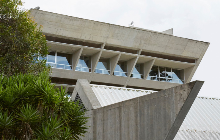 Le Collège fédéré des ingénieurs et architectes du Costa Rica, créé en 1971, est hébergé dans un bâtiment de béton brut en forme de pyramide inversée, conçu par Hernán Jiménez et achevé en 1978 à Curridabat, au sud-est de San José.