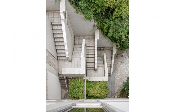 Les nombreux escaliers extérieurs desservent les studios monacaux, en duplex, qui accueillent les artistes en résidence.