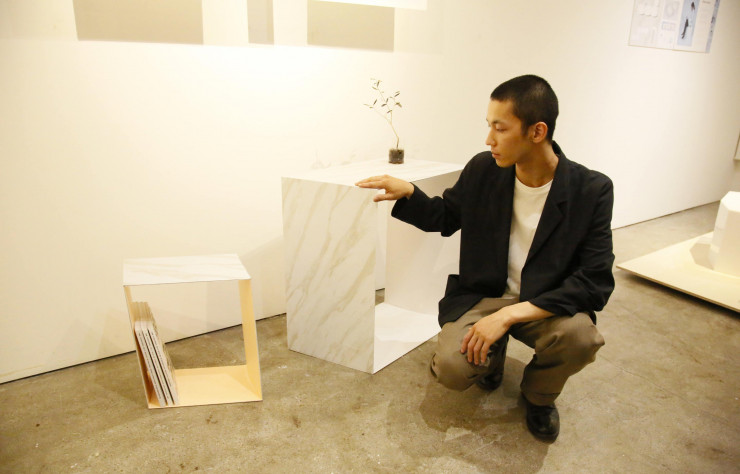 Soichiro Tanaka et ses consoles en feuille de marbre.