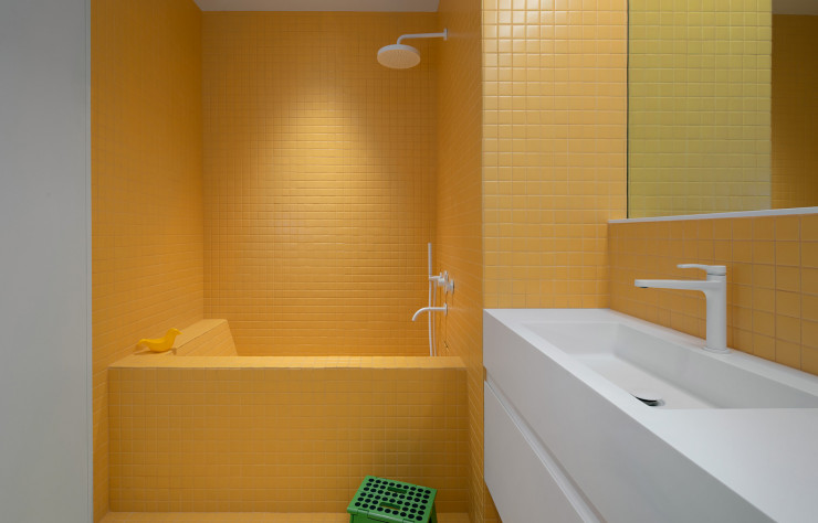 Parcimonieux à l’échelle de l’appartement, l’emploi de la couleur est définitivement à l’honneur dans la salle de bains.