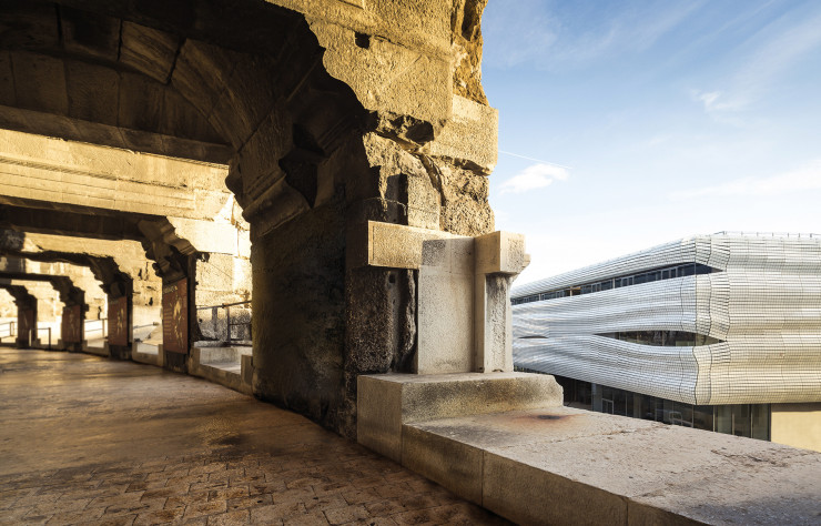 Deux mille ans d’histoire séparent les Arènes du musée de la Romanité.