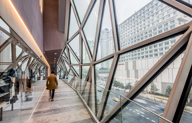 En périphérie du centre commercial, une structure métallique dessine une spirale de 540 mètres de long, rythmée de multiples plateformes.