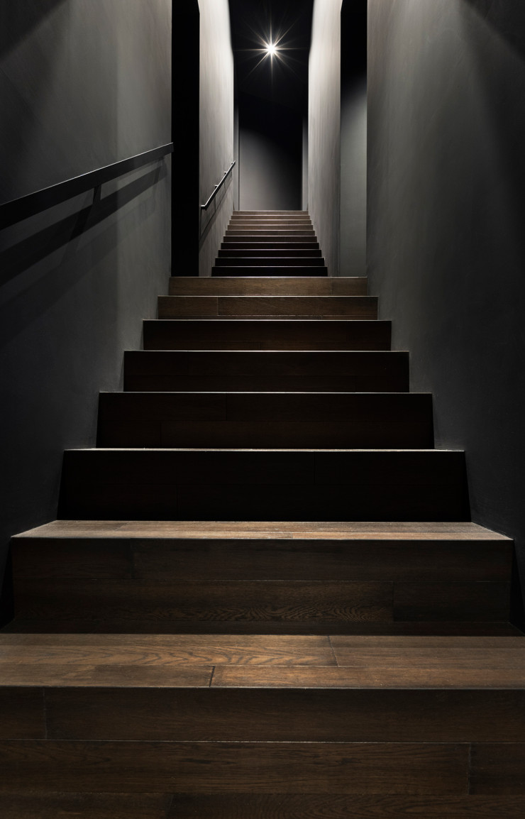 Caché sous le premier, un second escalier dessert les différents niveaux.