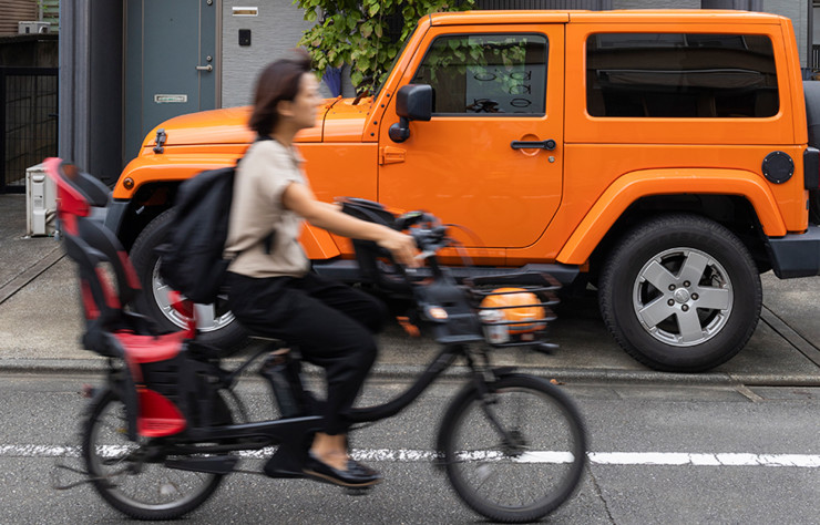 En bicyclette dernier cri ou en SUV couleur carotte, tout le monde roule au pas à Tokyo. Ici, une rue calme et bourgeoise de Daizawa.