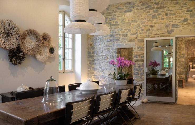 La salle à manger, emblématique du mélange d’art et de mobilier contemporains du Couvent de la Salette.