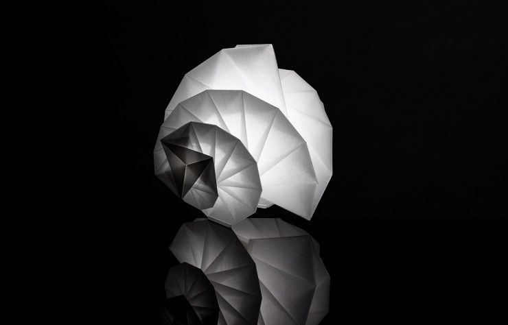 Lampe Mendori de la collection de luminaires « IN-EI », éditée par Artemide en 2012.