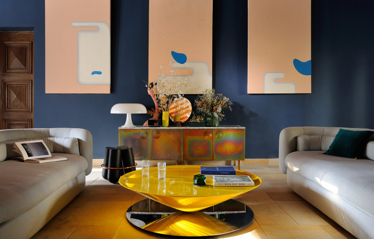Dans le salon de réception : canapés SCP, table Float de Luca Nichetto, tabouret Bolt de Note Design Studio, meuble Bump de Jan Plechac & Henry Wielgus (La Chance).