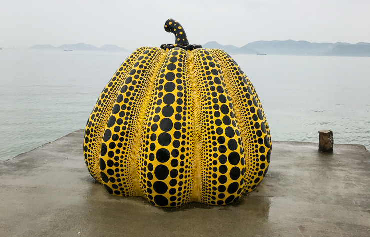 Incontournable : la Pumpkin jaune de Yayoi Kusama sur l’île-musée de Naoshima.