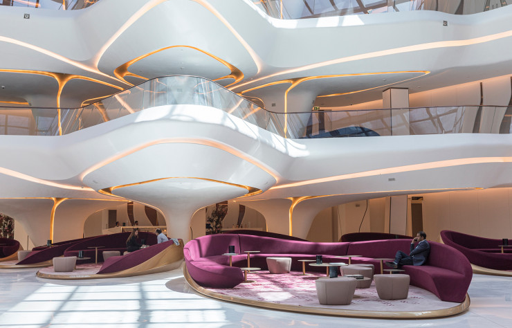 Immédiatement reconnaissable avec ses courbes sculpturales, le style de Zaha Hadid signe l’identité de l’hôtel comme de son bâtiment.
