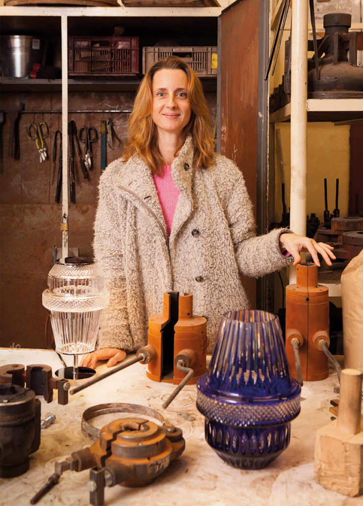 Kiki Van Eijk dans les ateliers de la manufacture Saint-Louis, en Moselle, où elle eut la révélation de sa collection « Matrice » en découvrant les moules en fonte de la cristallerie.