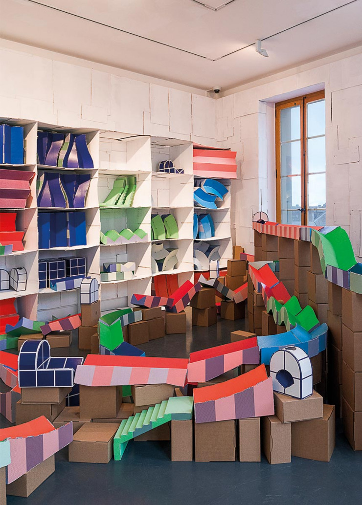 Parmi les espaces domestiques reconstitués pour l’exposition : la salle de jeux, avec l’installation Code Bricks (2017-2018), de Marion Pinaffo et Raphaël Pluvinage.