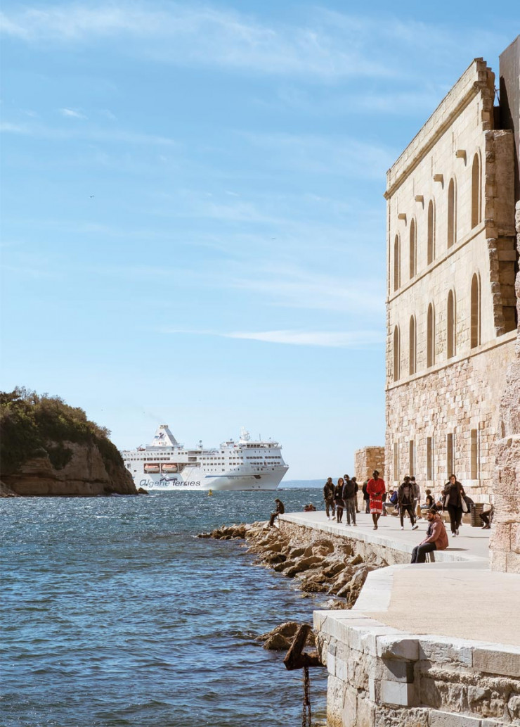 Porte de l’Orient, le port de Marseille fut, à l’apogée de l’empire colonial français, l’un des plus flamboyants du monde. Il a réorienté sa stratégie vers le tourisme de croisière.