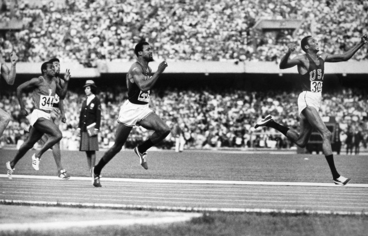 Tommie C. Smith remporte l’épreuve du 200 m aux Jeux Olympiques de Mexico, 1968.