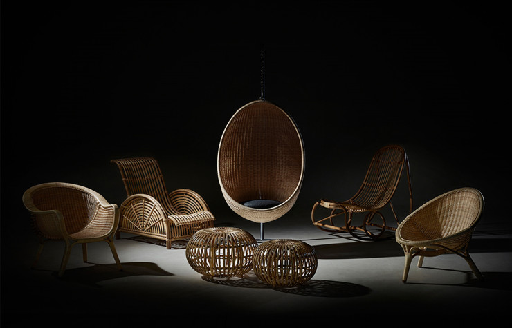 La Egg Chair (au centre), entourée d’autres pièces de mobilier en rotin issues des recherches de Nanna Ditzel.