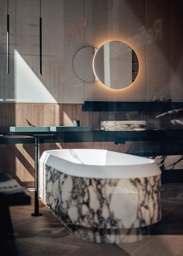 Chez Agape, le potentiel graphique du système d’aménagement de salle de bains « Rigo Marble » est mis en valeur par le choix d’un marbre de Carrare au veinage particulièrement esthétique.