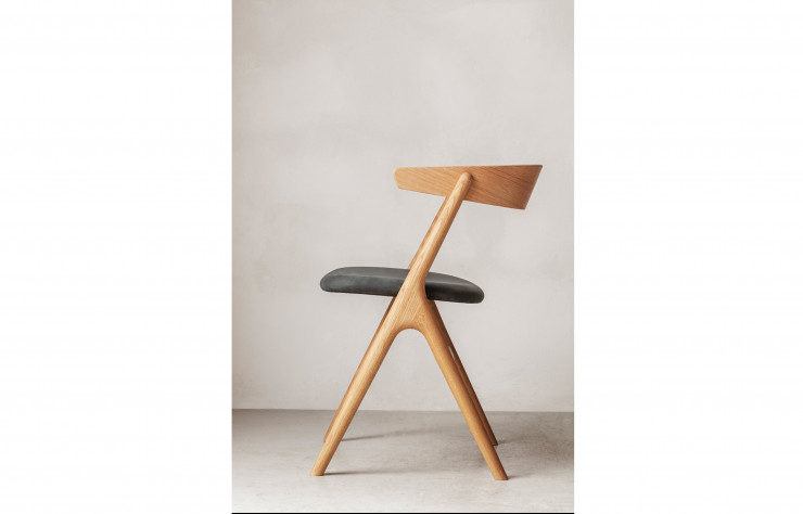 La chaise Sibast N°9 présente une structure en Y, minimaliste et élégante.