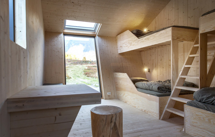 Dans cette petite cabine privative, les ouvertures épousent les angles du volume afin de maximiser les apports de lumière naturelle et les vues sur la nature.