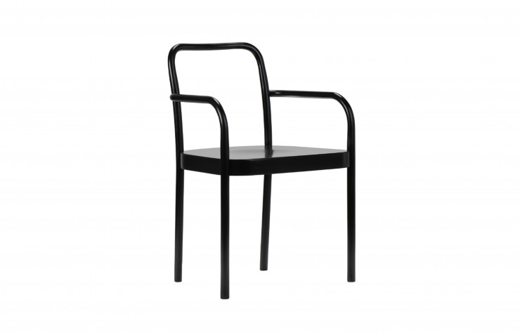 La chaise s’inscrit dans un courant minimaliste pour revisiter le savoir-faire de Gebrüder Thonet Vienna.