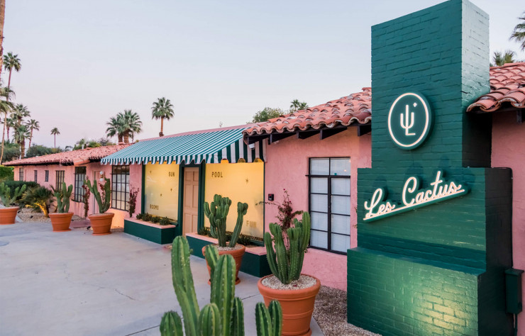 Habillé de rose et de blanc, l’hôtel se fond parfaitement dans le paysage désertique de Palm Springs.