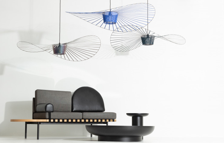 Tables basses Francis et suspensions Vertigo de Constance Guisset. Canapé modulaire Grid, du Studio Pool, inspiré du Bauhaus.