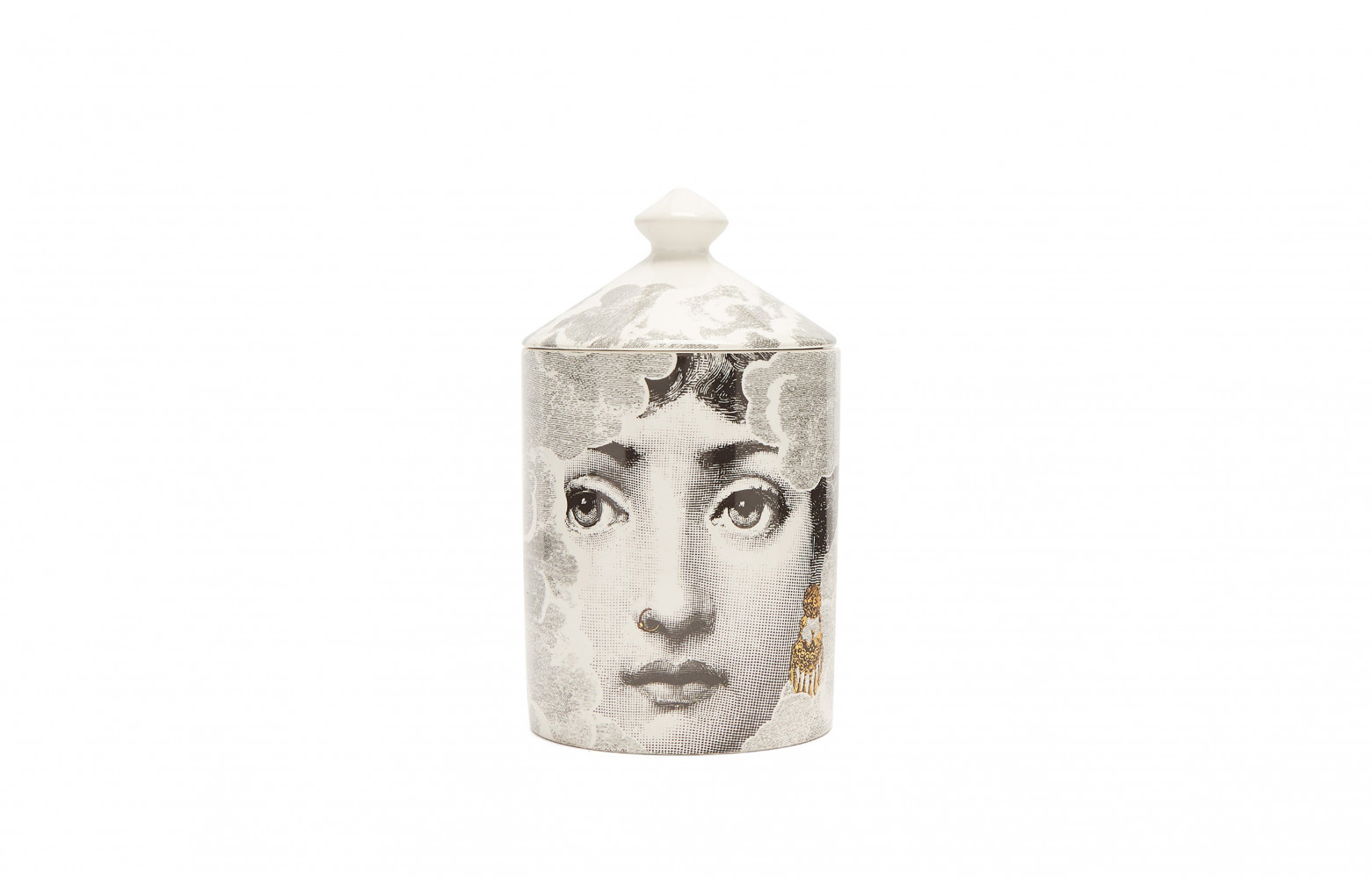  Bougie parfumée Nuvola Mistero, pot en céramique, 179 €. Fornasetti sur Matchesfashion.com