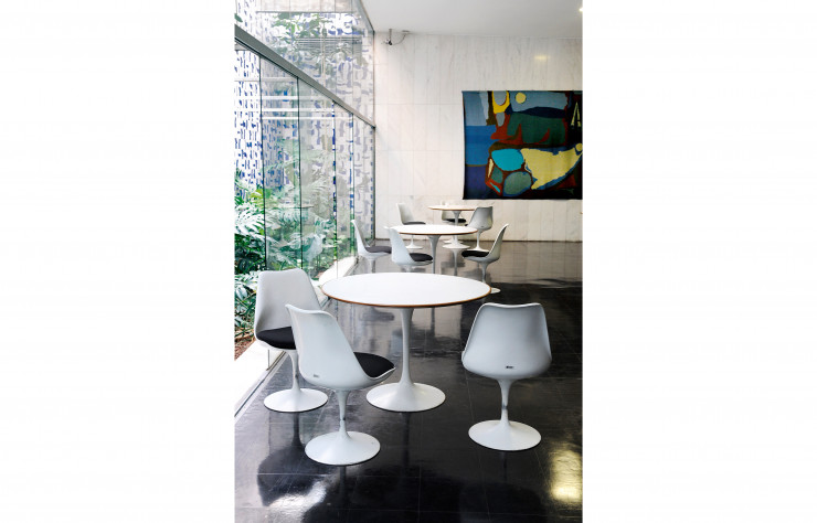 Icône des années 50-60, le mobilier Tulip d’Eero Saarinen (Knoll) se marie idéalement avec l’architecture intérieure du Congrès.