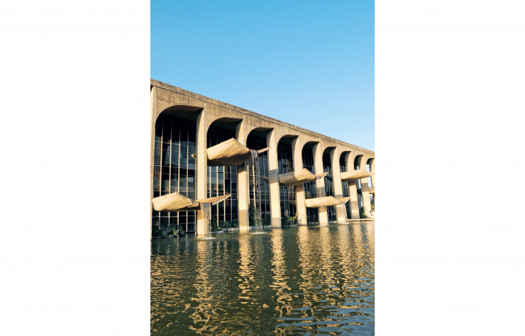 Le Palais de justice, toujours de Niemeyer, est rythmé par des tuiles monumentales disposées à des hauteurs différentes qui déversent l’eau de pluie dans un grand bassin.