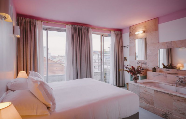 Certaines chambres de l’hôtel Amour Nice abolissent la frontière entre salle de bains et espace nuit…