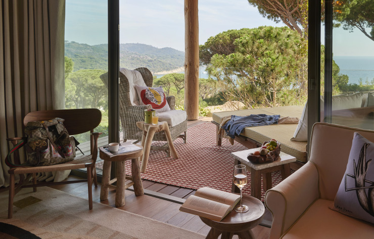 Concepteur des lieux, Philippe Starck a démultiplié les usages du bois, exotique ou plus local.