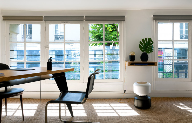 Dans son agence parisienne, Maison Archik a convié le tabouret Modulo du studio Binôme et le bureau Opus de Nova Obiecta, inspiré par une relecture du mobilier de Jean Prouvé.
