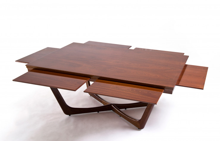 Des tables basses, déclinés dans un matériau aussi précieux qu’original : l’acajou poli.