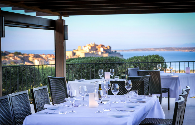 Le restaurant accueille ses clients dans deux salles intérieures et sur sa grande terrasse face à la mer.